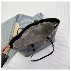 Detail of the large capacity tote bag interior with gray lining and zipper pocket