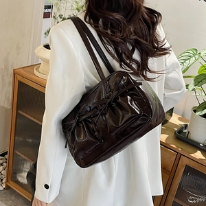 Borsa a spalla elegante in finta pelle lucida con fiocchi decorativi e capiente