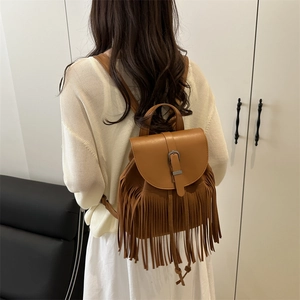 Brauner Boho-Rucksack mit Fransen aus Kunstleder und Metallverschluss für Damen