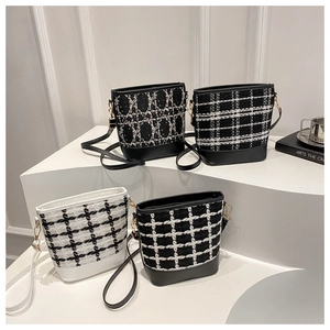 Λεπτομέρεια από τσάντες bucket tweed με διάφορα σχέδια, λουράκια PU και μεταλλικά στοιχεία