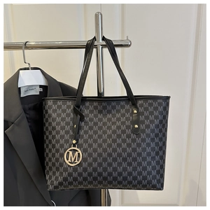 Détail du motif monogramme M et du pendentif doré sur le sac cabas gris chic