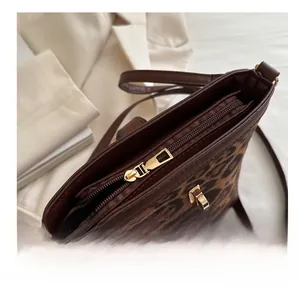 Détail de la fermeture éclair en métal et de l'imprimé léopard sur le sac seau chic