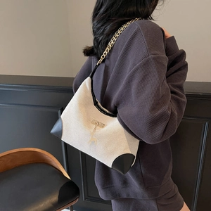 Borsa a spalla in tela con finiture in pelle nera e ciondolo a cervo dorato raffinata