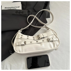 Vue de dessus d'un sac à bandoulière blanc crème avec œillets et boucles en métal