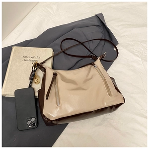 Détail du sac fourre-tout contrasté en cuir PU brillant avec pendentif de tennis chic