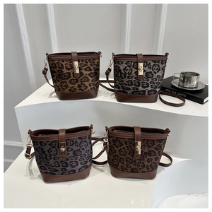 Détail de quatre sacs seaux imprimé léopard avec finitions cuir et fermoirs dorés