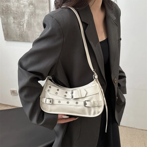 Sac sous le bras en cuir PU blanc cassé style punk Y2K avec boucles et œillets argentés