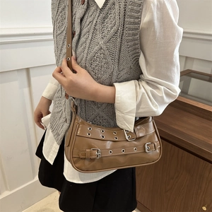 Sac à bandoulière vintage marron style moto avec boucles et sangles pour femme