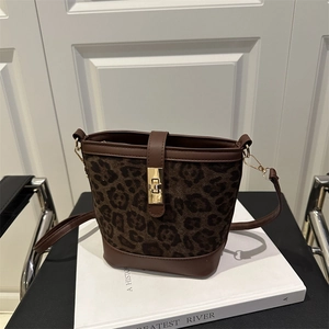 Sac Seau Imprimé Léopard Vintage Pour Femmes Mode Cuir PU Daim Patchwork Sac Bandoulière Avec Fermoir à Tourniquet en Métal Doré