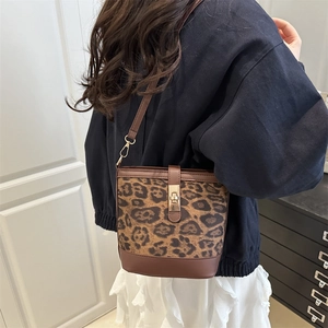 Sac seau vintage à motif léopard avec bordure en cuir marron et boucle dorée