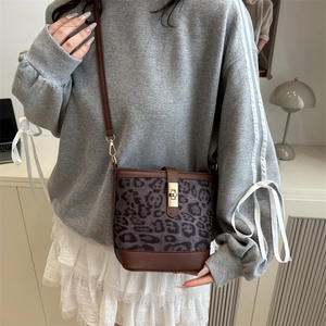 Sac seau vintage à imprimé léopard avec patchwork de cuir et fermoir doré pour femme