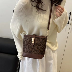 Sac seau vintage à imprimé léopard avec bordure en cuir marron et fermoir doré rotatif