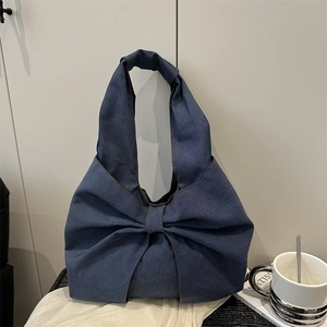 Sac bandoulière en denim bleu foncé avec grand nœud et large poignée pour le quotidien