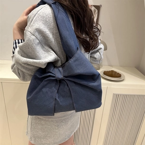Borsa a spalla in denim blu scuro alla moda con un grande fiocco per look casual