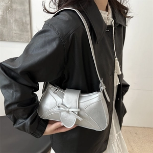 Sac à bandoulière argenté avec nœud chic, finition métallisée et sangle ajustable