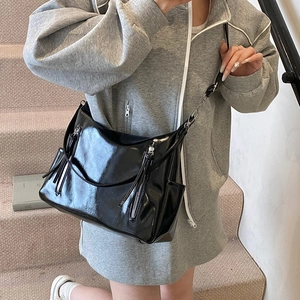 Sac fourre-tout noir brillant avec double fermeture et glands pour port bandoulière