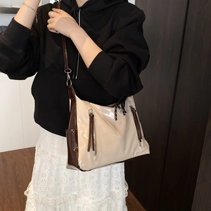 Grand sac cabas chic en similicuir crème et marron avec détail de nœud élégant