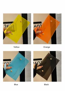 Detailansicht der farbenfrohen transparenten PVC-Taschen mit passenden Web-Schultergurten