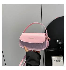 Detailansicht der rosa Leder- und lila Glitzer-Nähte an einer modischen Umhängetasche