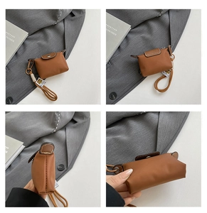 Detailweergave van mini nylon tas met lederen flap en verstelbare schouderriem
