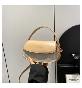 Details der beigen Kunstledertasche mit Silberglitzer und Fashion & Bags Schriftzug