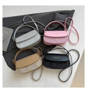 Flache Ansicht von Mini-Umhängetaschen in Silber, Rosa, Gold und Schwarz mit Glitzer