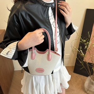 Sac seau tissé crème pour femmes avec bandoulière en cuir rose dans un cadre intérieur