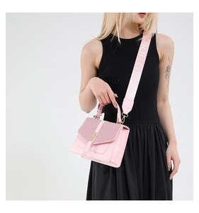 Détail du sac rose avec rabat tressé et large bandoulière monogrammée CHCH amovible