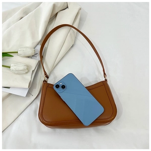 Borsa a spalla in similpelle marrone con confronto dimensioni tramite smartphone