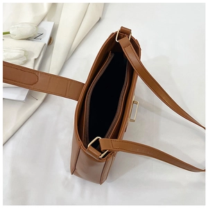 Vista dall'alto della borsa tote vintage marrone in pelle PU con cerniera interna e spazio