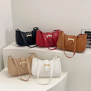 Dettaglio di varie borse hobo chic con fibbia metallica dorata a forma di H