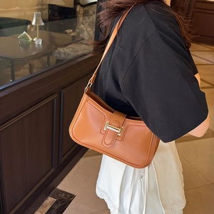 Borsa baguette in pelle caramello con fibbia in metallo ad H per pendolari quotidiani eleganti