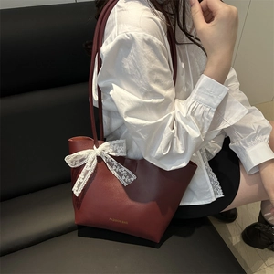 Sac fourre-tout bordeaux minimaliste avec nœud en dentelle et logo doré fashion