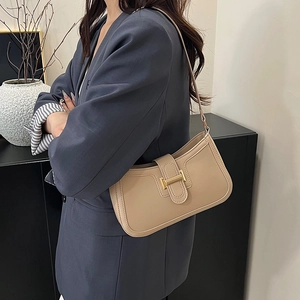 Borsa sottobraccio minimalista in ecopelle beige con chiusura dorata da donna