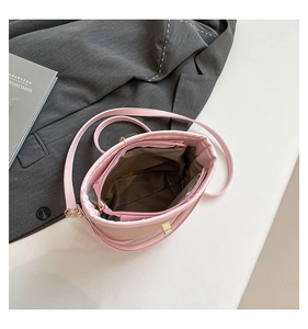 Vue de dessus du sac seau rose montrant la boucle en métal et le grand compartiment