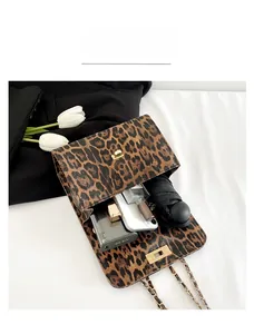 Vue intérieure d'un sac bandoulière léopard montrant l'espace pour téléphone et parapluie