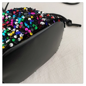 Détails des paillettes multicolores et du cordon de serrage d'un sac seau chic