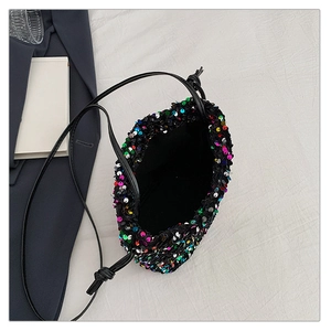 Vue détaillée du sac seau à paillettes montrant la texture colorée et l'intérieur