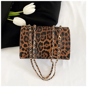 Détail du sac à bandoulière léopard avec chaîne en métal et décorations en cuir assorties