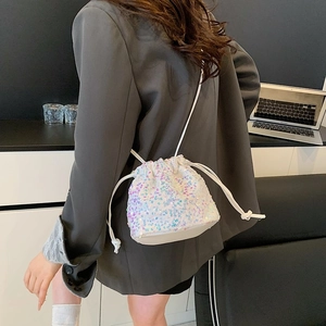 Sac seau à paillettes blanches chic pour femmes avec cordon et finition irisante