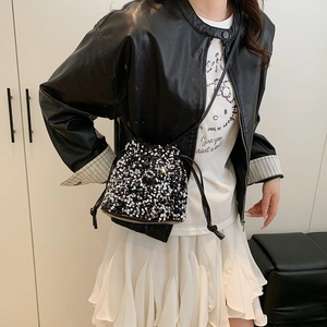 Sac seau tendance à paillettes noires avec cordon de serrage pour femme porté en bandoulière