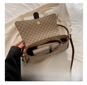 Vue intérieure montrant la capacité du sac baguette vintage pour portable et clés