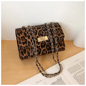 Détail du sac léopard avec chaîne en métal doré et fermoir rotatif de style vintage