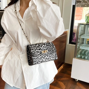 Sac bandoulière chic à motif léopard noir et blanc avec boucle dorée et chaîne