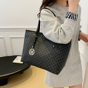 Retro large capacity tote bag with grey letter M print and gold metal pendant detail