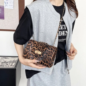 Sac bandoulière chic à imprimé léopard avec chaîne dorée et fermoir rotatif en métal