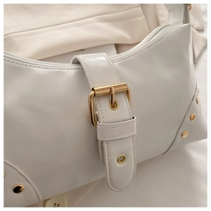 Détail du sac cabas blanc cassé montrant la texture du cuir PU et les boucles dorées