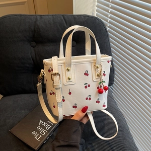 Sac Bandoulière Femme Imprimé Cerise en Cuir PU Mini Sac Seau Sac à Main avec Pendentif Cerise Sac à Épaule Quotidien