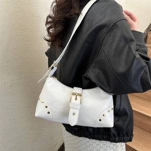 Sac bandoulière rétro blanc en cuir avec boucle dorée et rivets pour un look chic et moderne