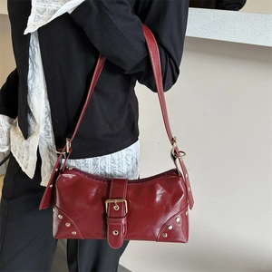 Sac baguette vintage rouge foncé avec clous dorés et boucle décorative